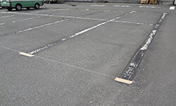 駐車区画線が消えている写真